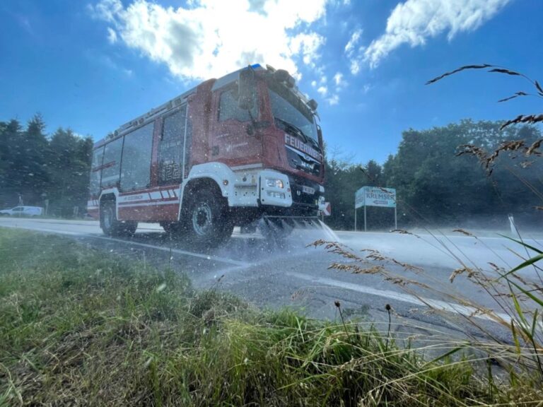 22.06.2021 Einsatzinfo: VU eingeklemmte Person