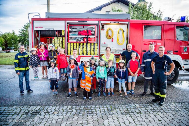 Die Schulanfänger bei der FF-Moosbach