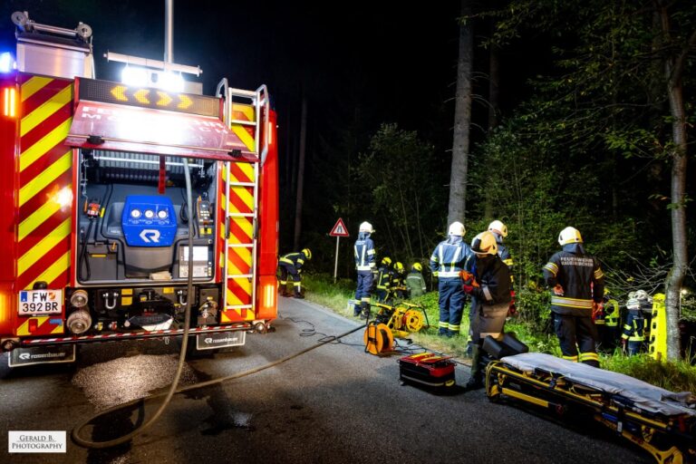 17.08.2022 Einsatzinfo: Verkehrsunfall mit eingeklemmter Person.