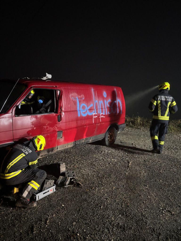 06.11.2025 | Monatsübung: Technische Hilfeleistung und Brandbekämpfung – Drei realistische Einsatzszenarien trainiert
