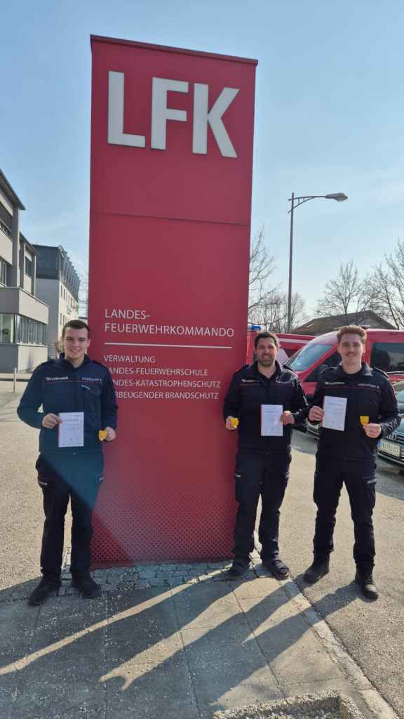Drei Feuerwehrmitglieder absolvieren Lotsen- und Nachrichtendienstlehrgang