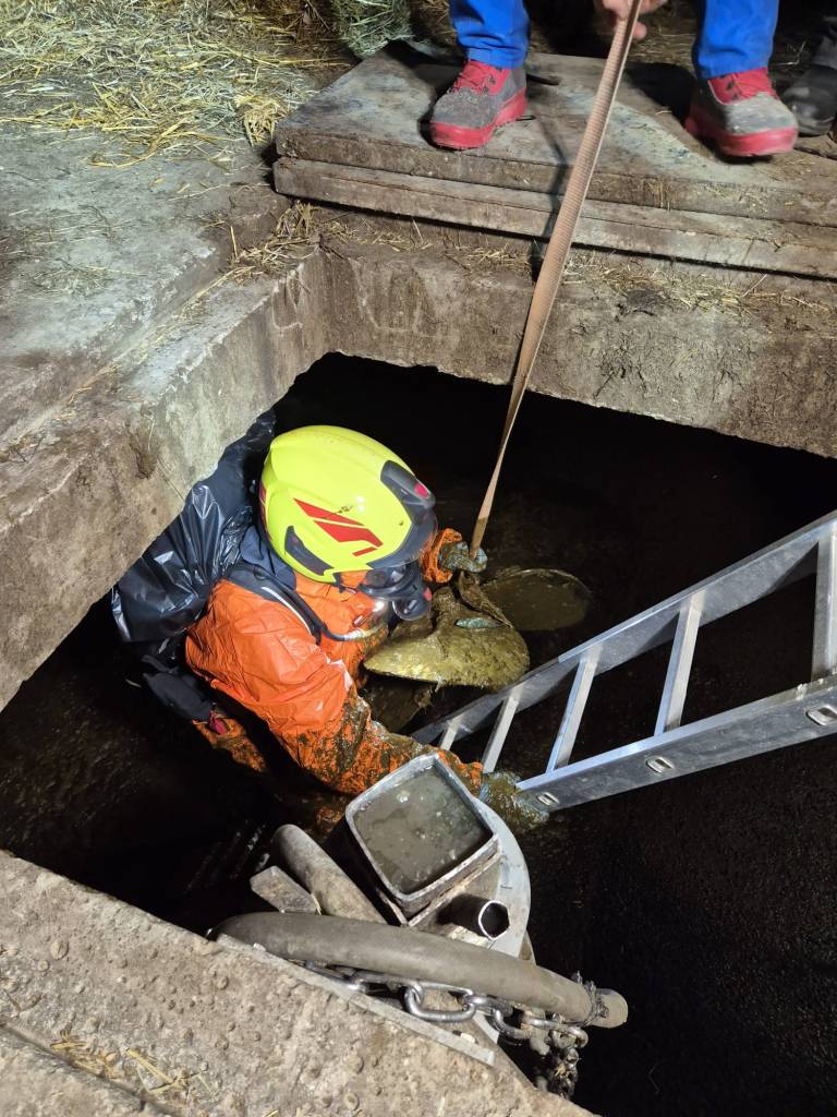 Bergung eines Maschinenteils aus einer Güllegrube